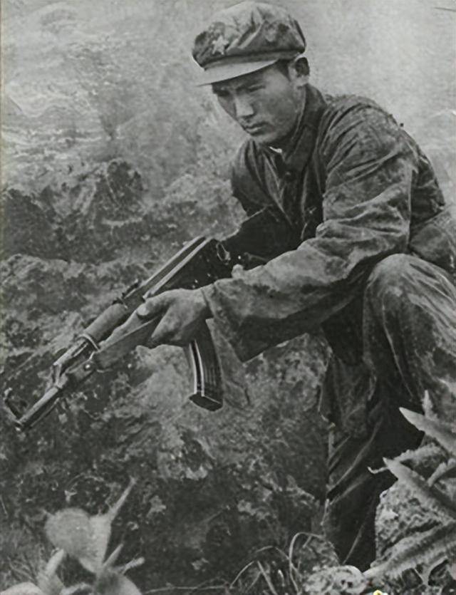 1979年黄招强护送伤员撤退,途中发现不对劲儿,一个举动挽救队伍