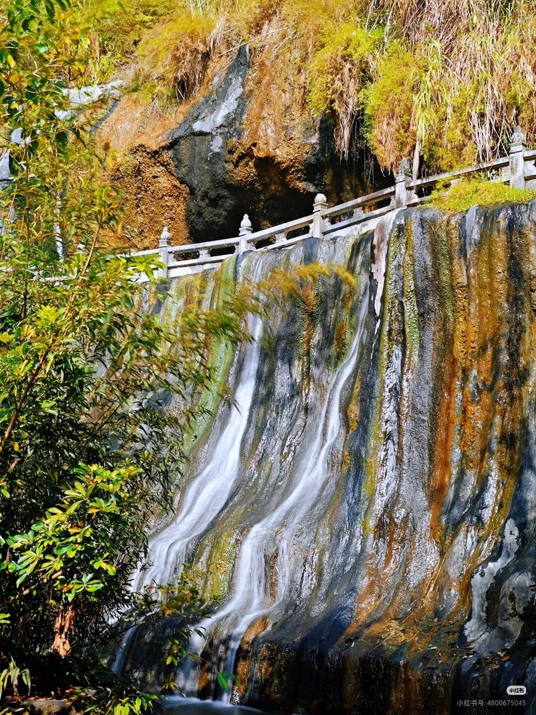 眼镜泉怀胎并仙人澡塘热辐地狮子头蛤蟆嘴澡塘河瀑布和醉鸟井等