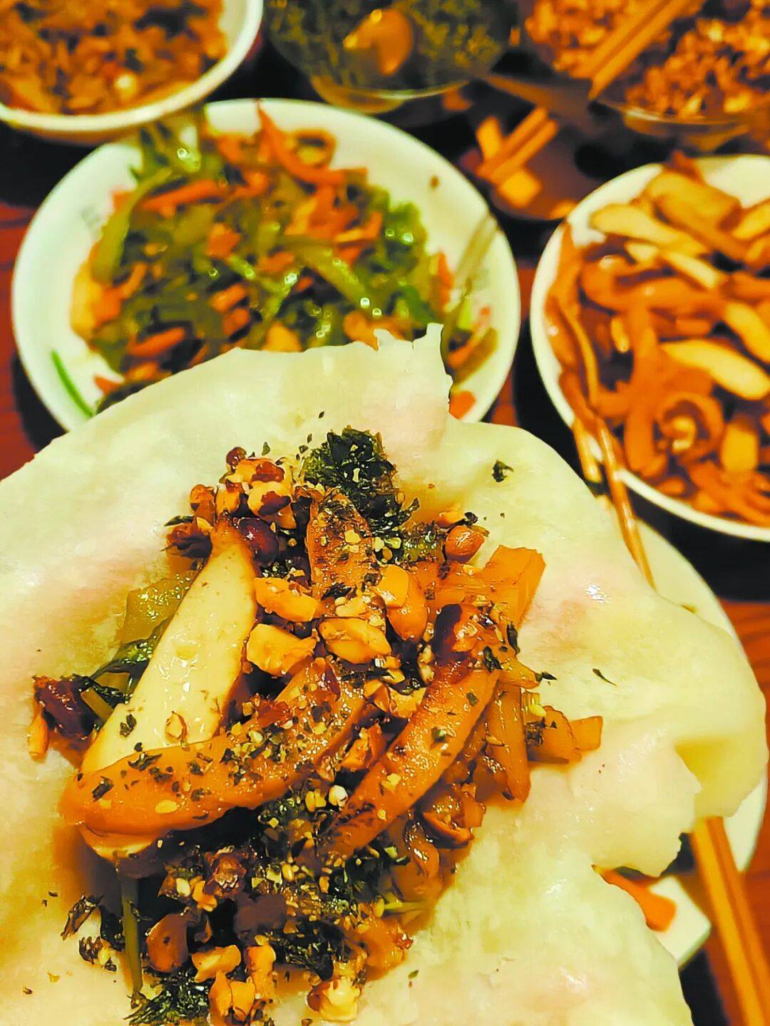 在台湾地区润饼菜的做法与泉州几乎一致是饮食文化两岸一家亲的最