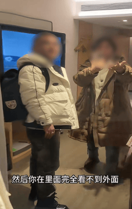 女子延吉住酒店发现落地窗室内看不到外面，室外高清观看室内？工作人员：是单向膜