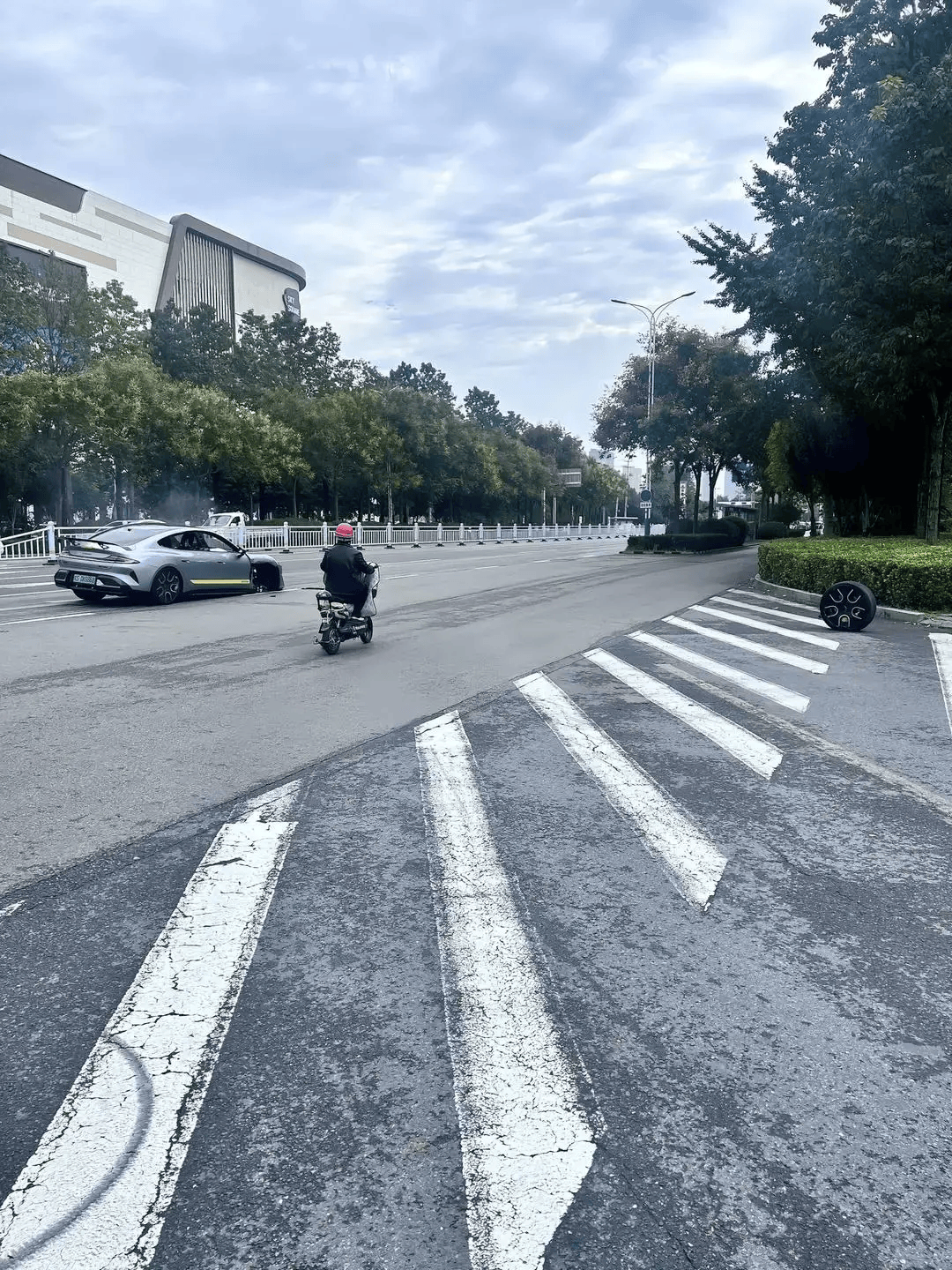 都市车界|车轮又“飞”了！小米SU7频发车轮脱落事故安全性遭质疑