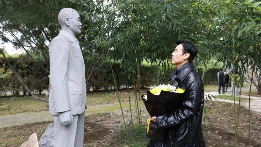 于和伟向吴石烈士敬献鲜花