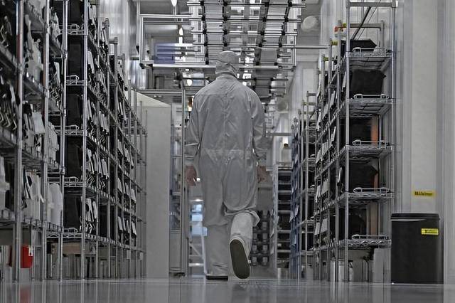 金灿荣：美国把刀架在脖子上了，这样干就是去送死