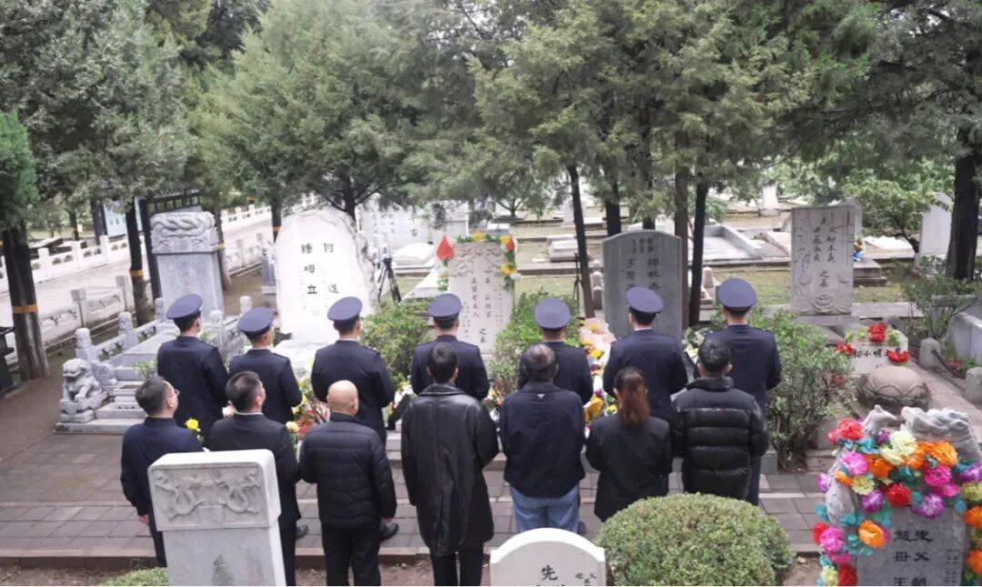 于和伟向吴石烈士敬献鲜花