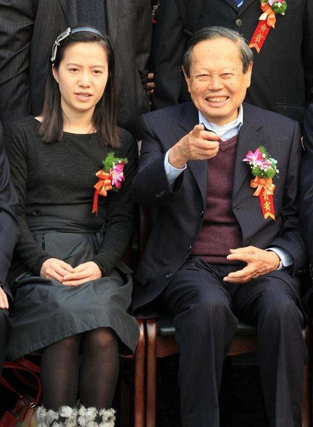 原创             突发！杨振宁去世 曾被问去世后翁帆怎么办 他的回答令翁帆泪眼婆娑