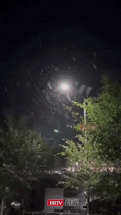 冲上热搜！北京下雪了