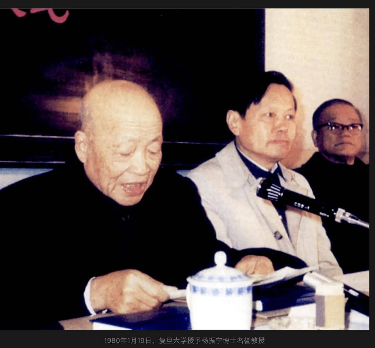 清华北大、复旦交大等23所高校发文悼念杨振宁，多校官网变黑白