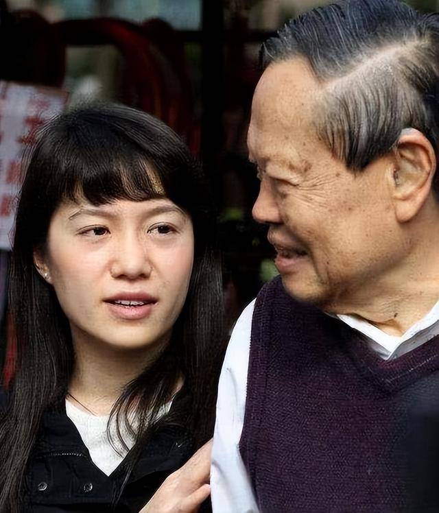 杨振宁刚去世，翁帆终于发声，字字催泪，清华大学吊唁堂细节感人