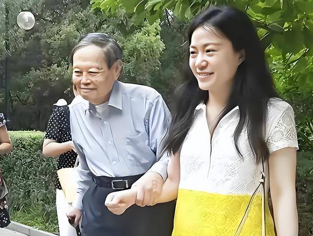 杨振宁刚去世，翁帆终于发声，字字催泪，清华大学吊唁堂细节感人