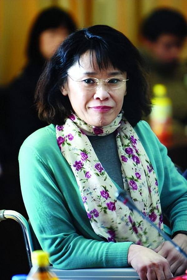 张海迪怒了:别去踩一个坐在轮椅上的人,那不是勇敢,而是卑鄙