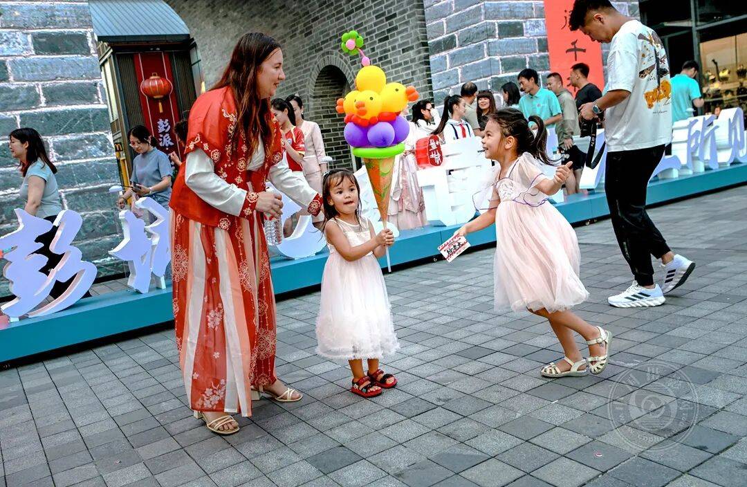 叫扬叔 - 全网最会整活的苏超球迷  足球圈热梗收割机签约摄影师 刘立明：与平民“苏超”一起嗨！