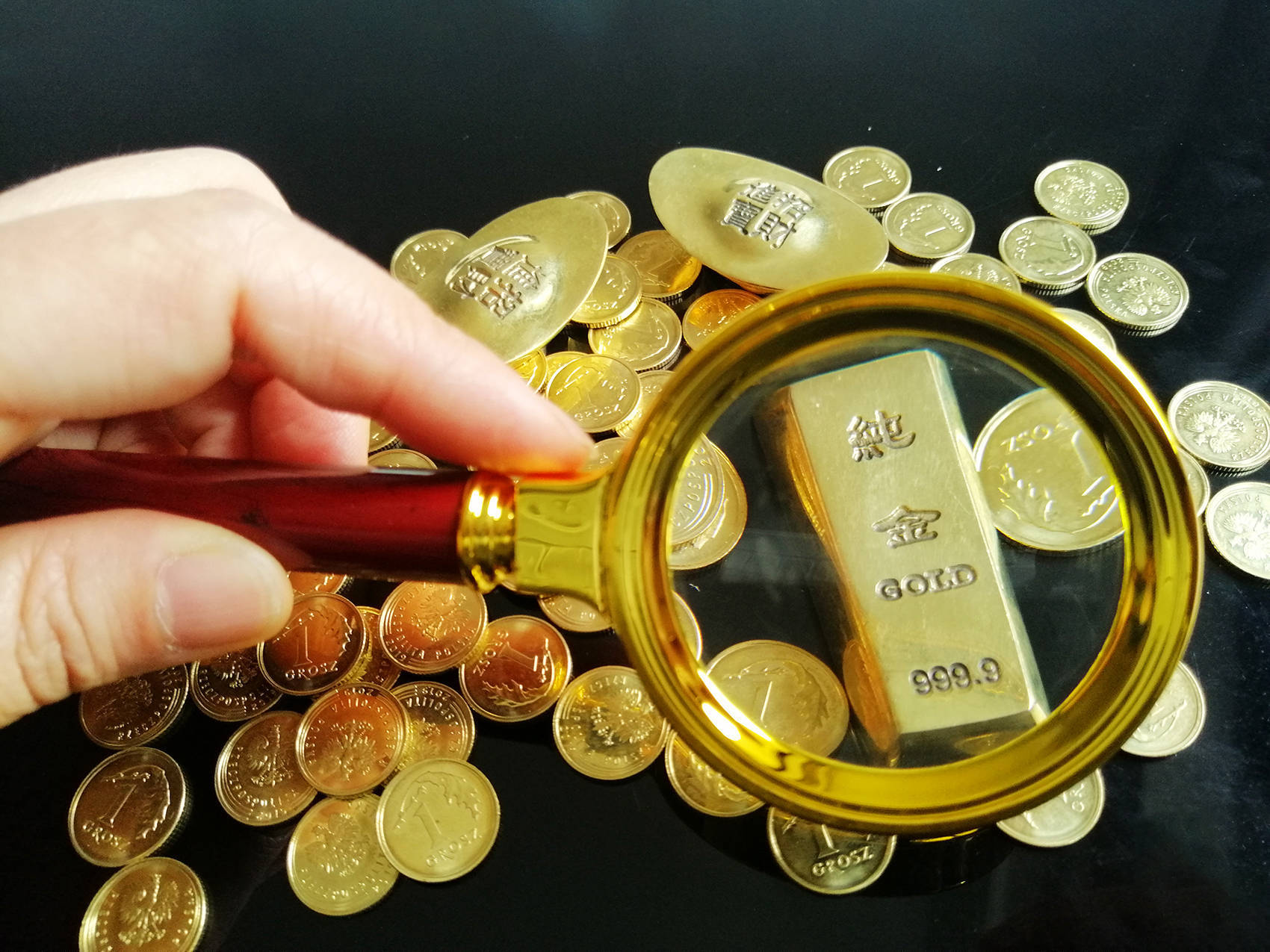 国际金价高位巨震！国内金饰克价较昨日明显回落，老庙足金克价跌83元！一女子称“1小时亏5万元”，专家提醒......