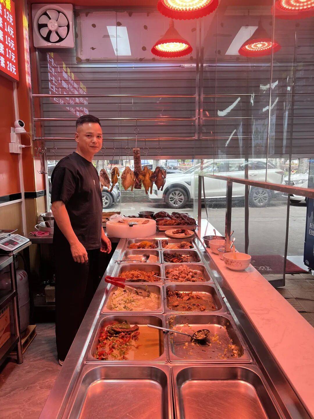 小伙到广州一猪脚饭店吃免费“2号餐”,突然跪地道谢,老板娘:以后要吃饭就直接过来 小伙到广州一猪脚饭店吃免费“2号餐”,突然跪地道谢,老板娘:以后要吃饭就直接过来