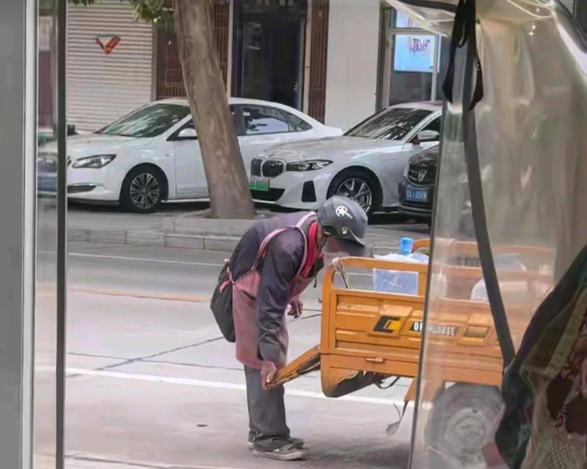 当地回应“87岁大爷骑三轮车送桶装水”:老人有点闲不住,会派人上门看望慰问 当地回应“87岁大爷骑三轮车送桶装水”:老人有点闲不住,会派人上门看望慰问