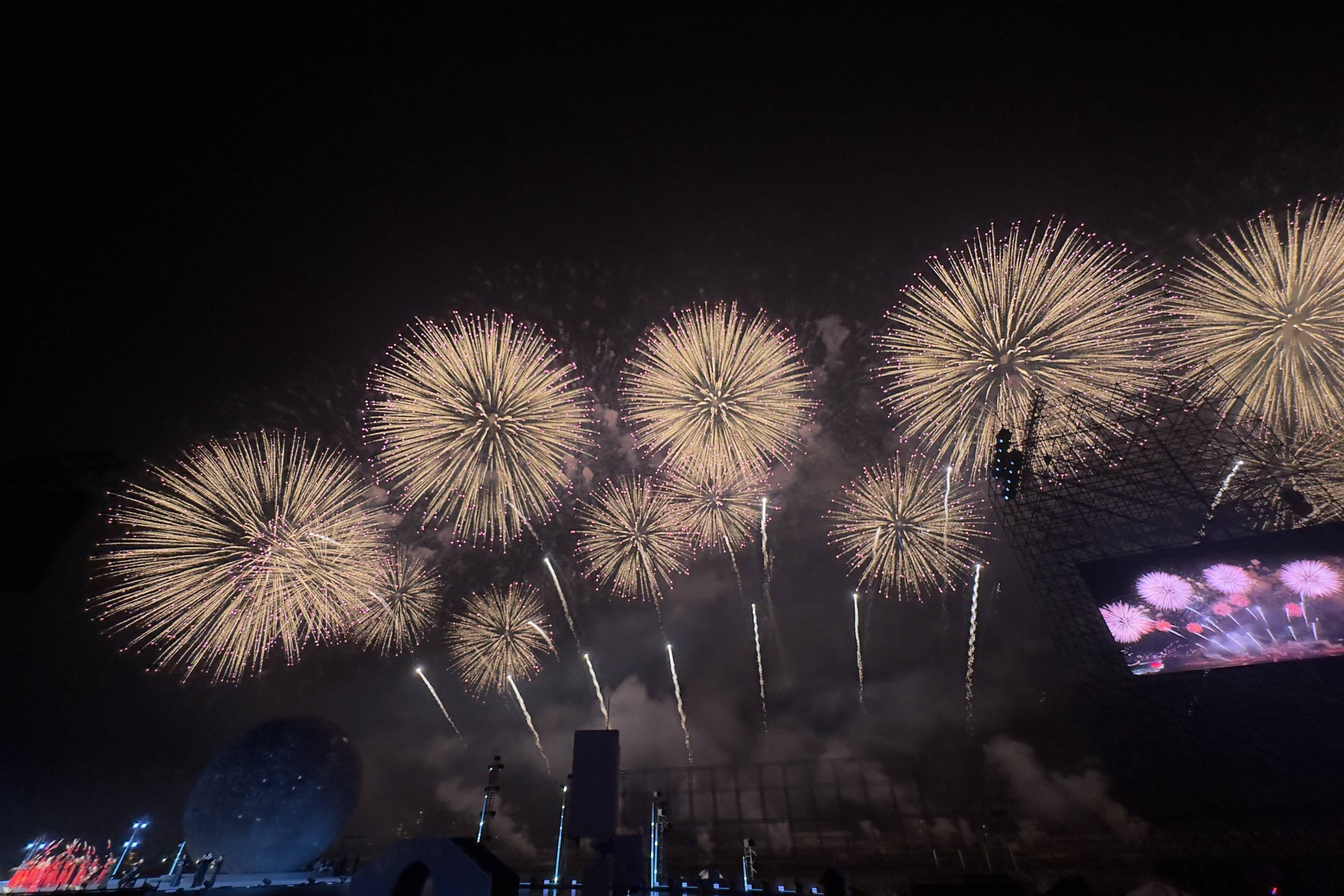 烟花绽放浏阳河畔