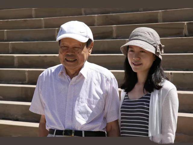 杨振宁葬礼不到24小时,清华宣布一重要决定,翁帆眼都哭肿了