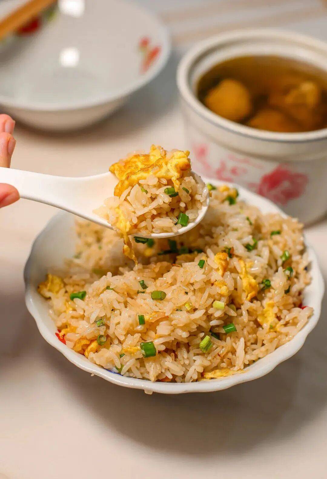 发现了餐桌上一人一碗满满当当的捞化作为福州再传统不过的日常小吃