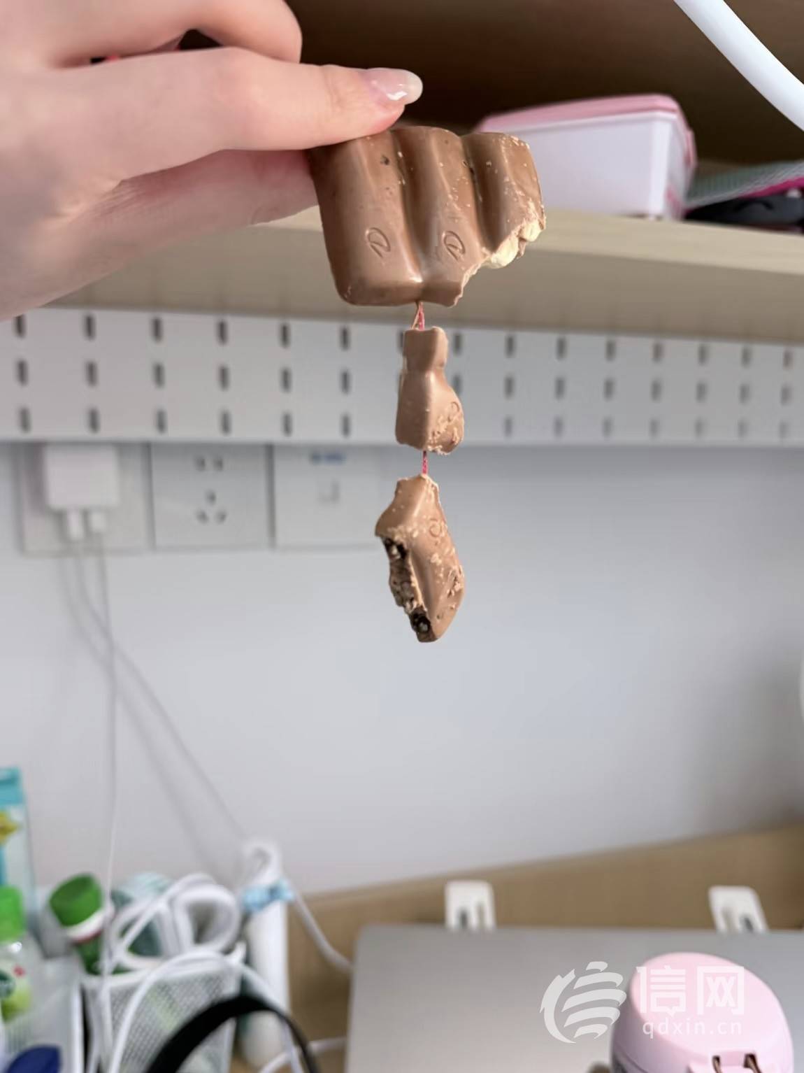 全家便利店买的德芙巧克力吃出红色异物:消费者获赔1000元(图2)