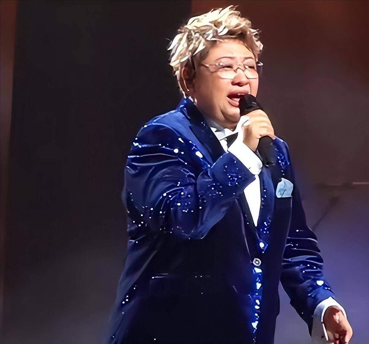 韩红被实名举报"假慈善",北京演唱会上,忍不住痛哭!