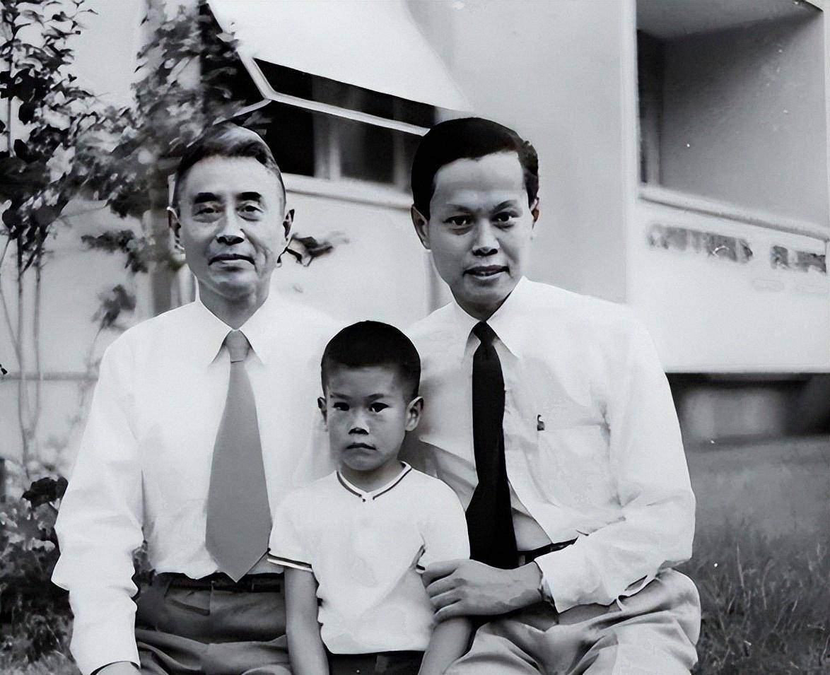 原创             八宝山告别后争议四起:杨振宁遗体盖国旗被喷,翁帆婚姻再被挑刺