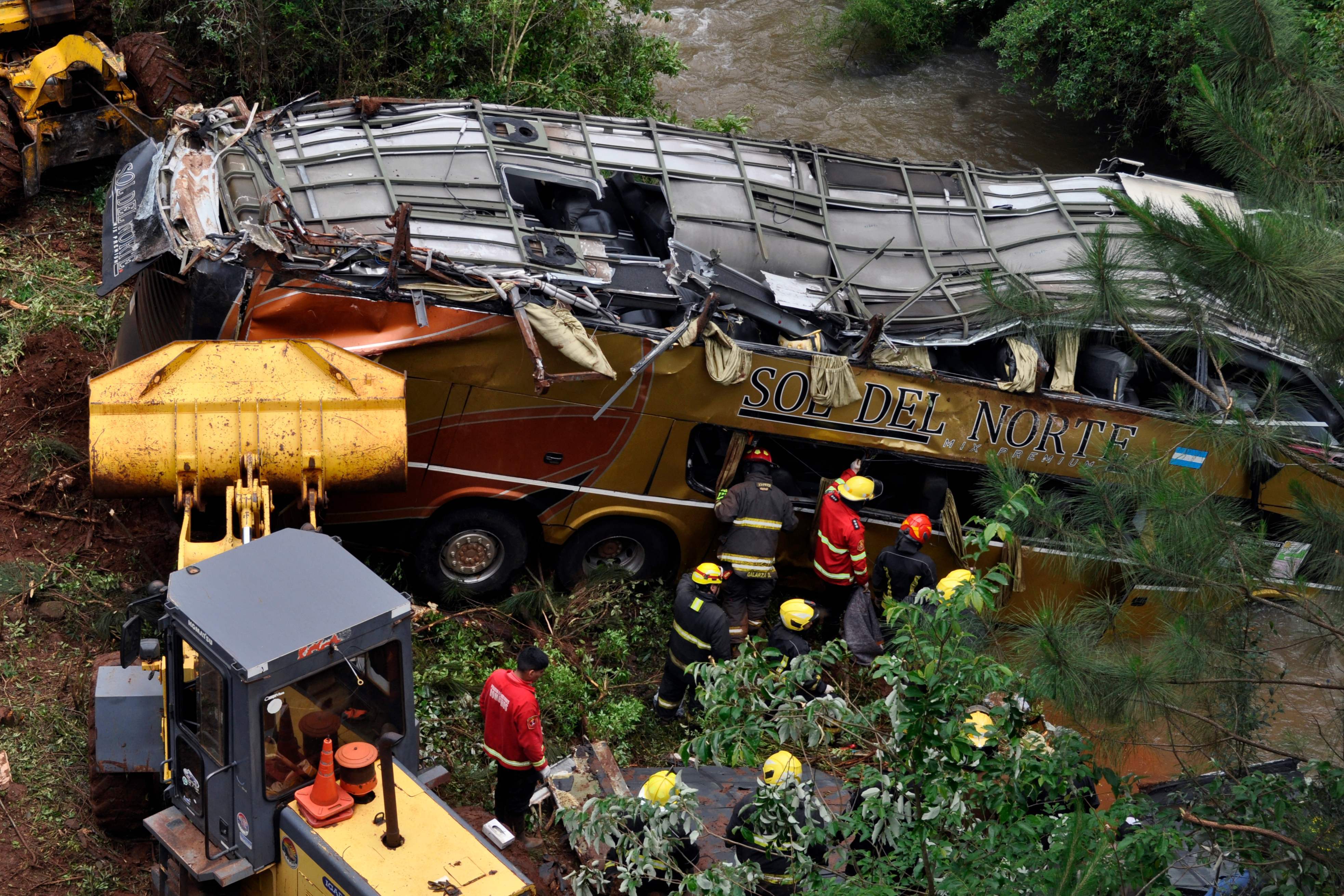 一线)阿根廷大客车与小客车相撞致13人死亡