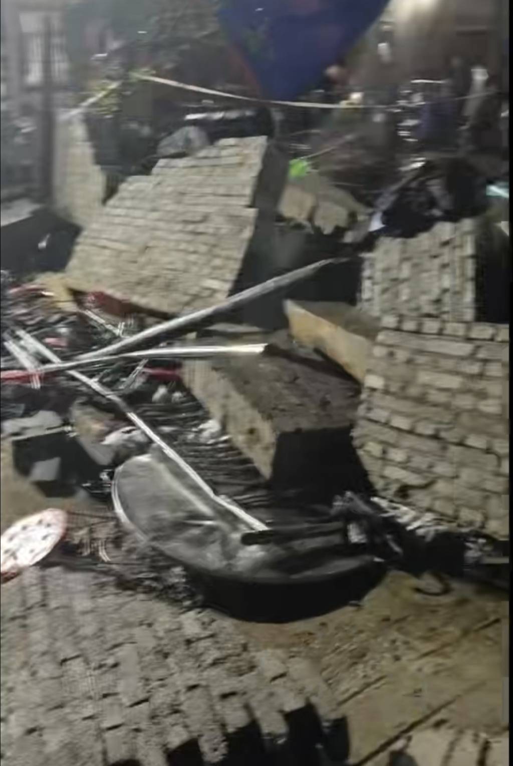 云南昭通一村民家办丧事时围墙倒塌,致前来吊唁的6人身亡