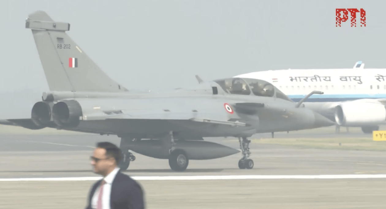 现场画面!印度总统乘坐“阵风”战斗机进行飞行体验