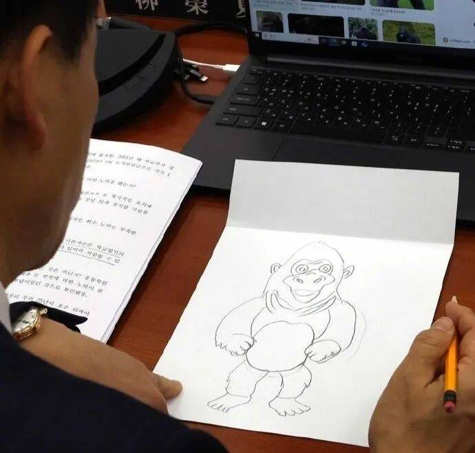 韩国议员被拍到在开会时画大猩猩