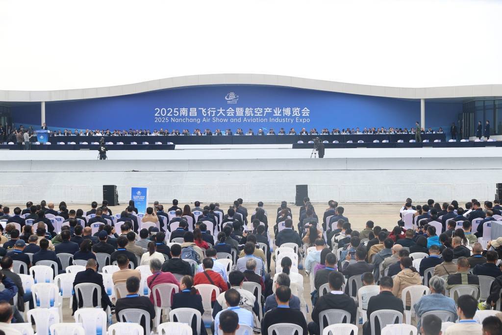 2025南昌飞行大会开幕,首次迎来军机飞行表演队
