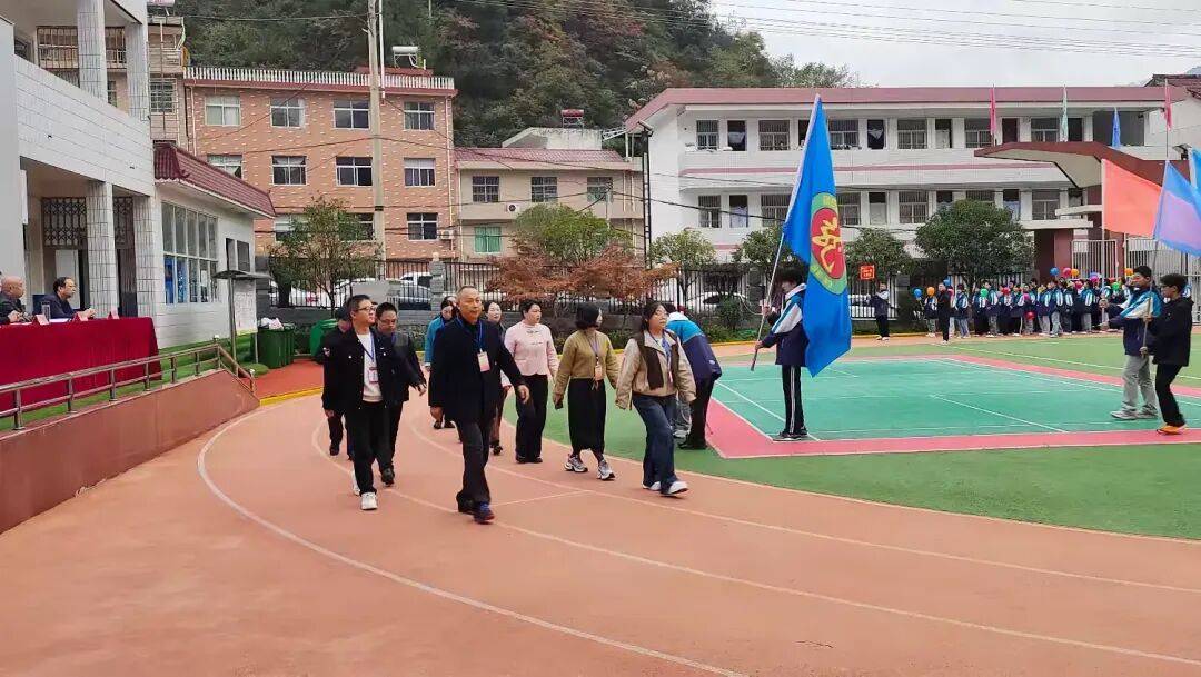 金秋赛场聚英华 挥汗如雨绽芳华