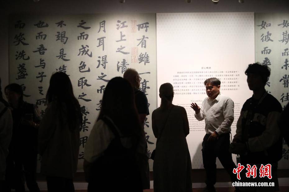 台北故宫博物院展出苏轼真迹 掀观展热潮