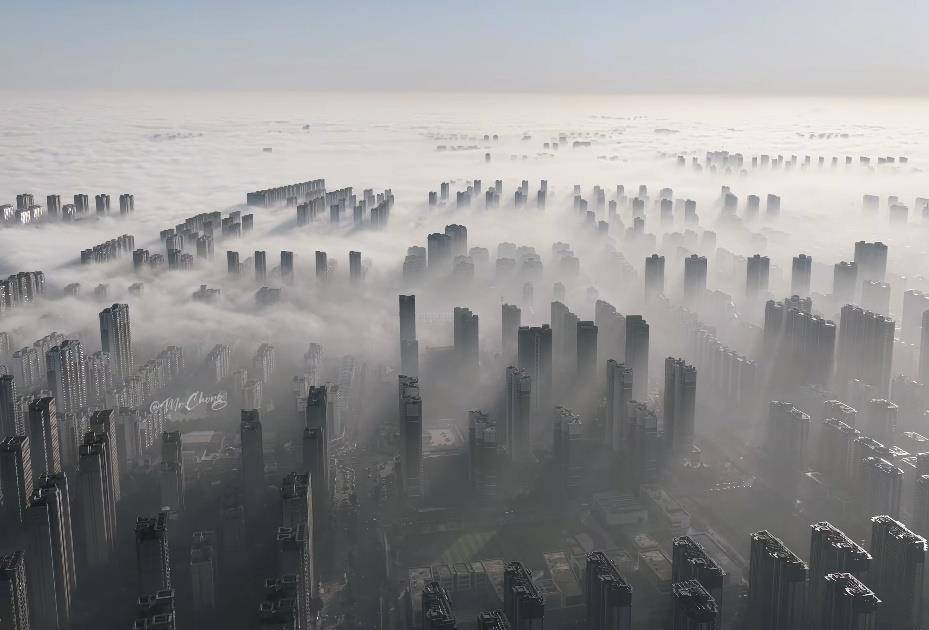 河北多地清晨现大规模平流雾，高楼内眺望如在云端，网友：一觉醒来像到了仙境