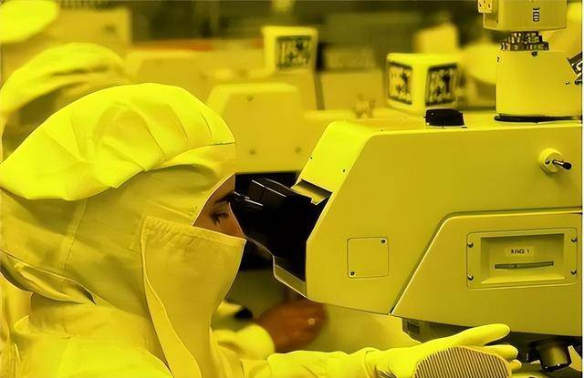 原创             中企正式宣布！回购中国已购光刻机，外媒：ASML专利权或不保