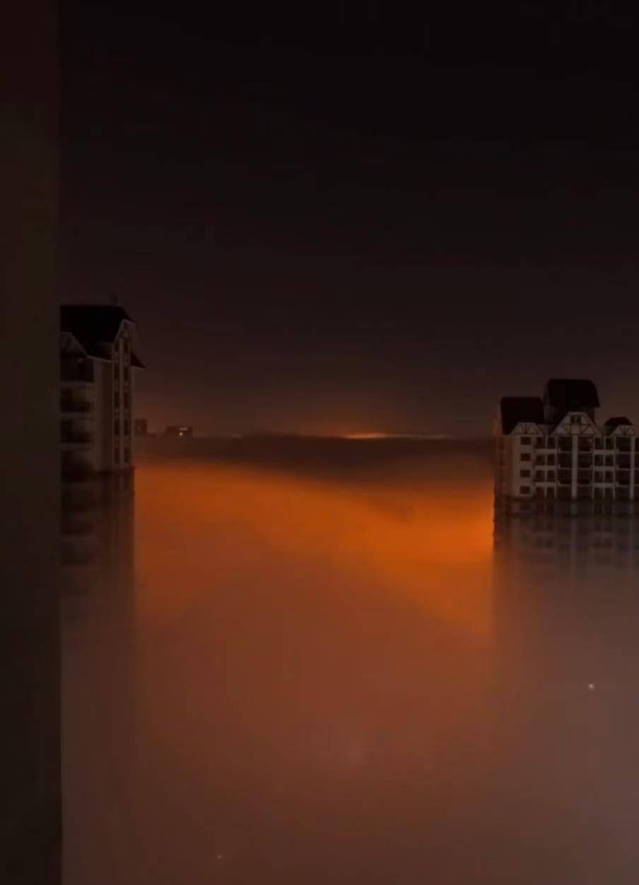 河北多地清晨现大规模平流雾，高楼内眺望如在云端，网友：一觉醒来像到了仙境