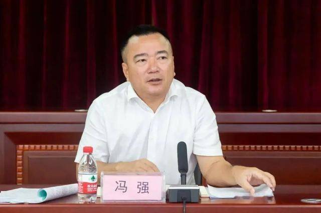 海南通报：区委书记沉迷网游，区长沉迷高尔夫，两人同日被查