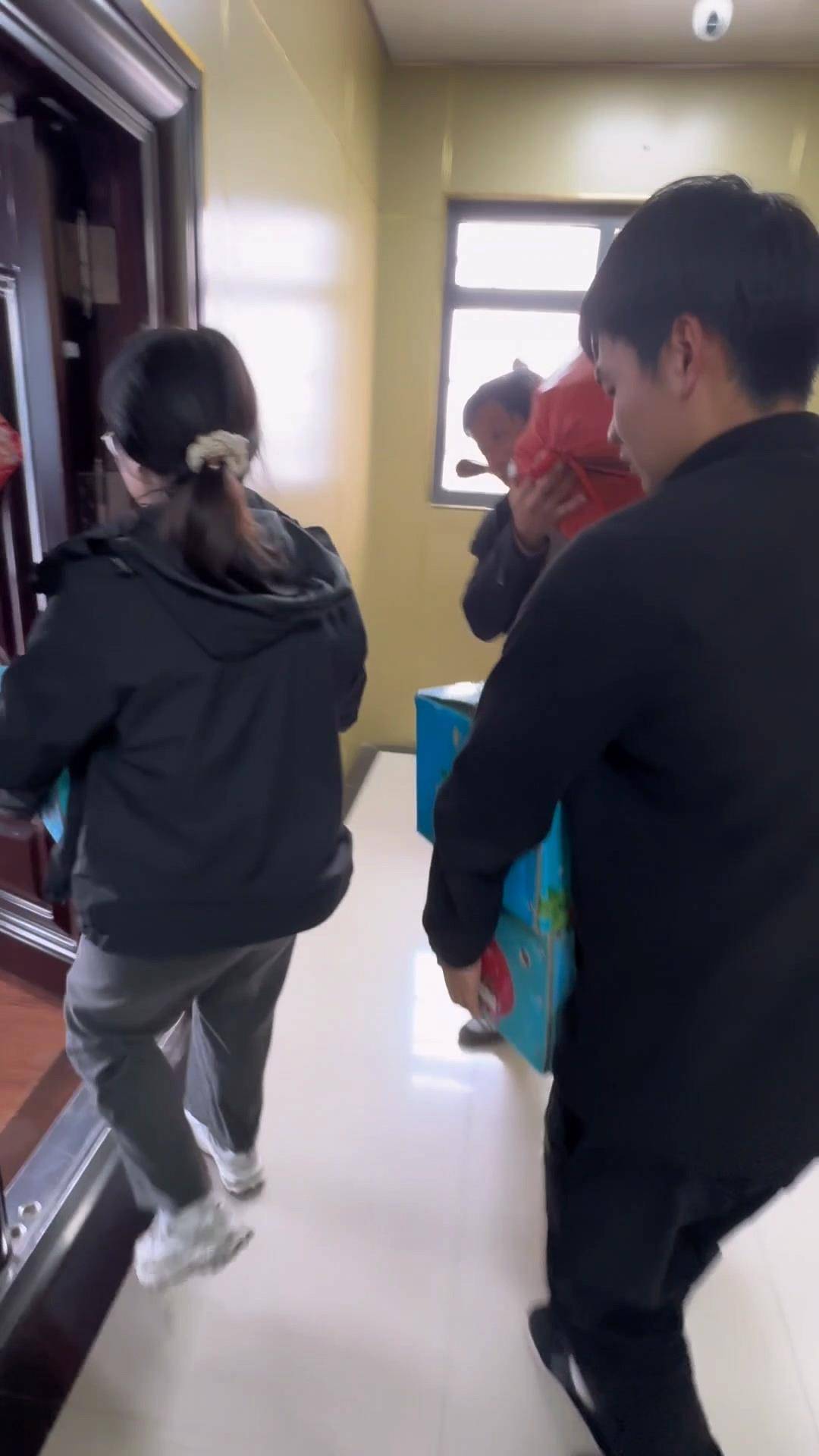 农贸市场员工买了3万斤滞销白菜,受助农民连续13年送土特产上门感谢 农贸市场员工买了3万斤滞销白菜,受助农民连续13年送土特产上门感谢