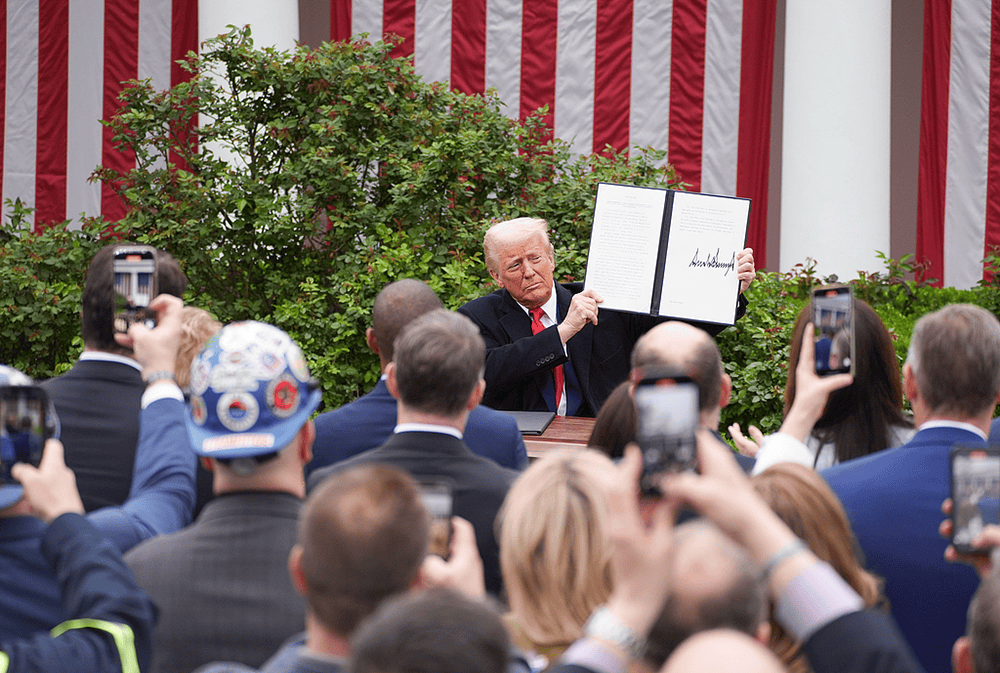 释新闻|美国最高法院多名法官质疑特朗普关税合法性,意味着什么?