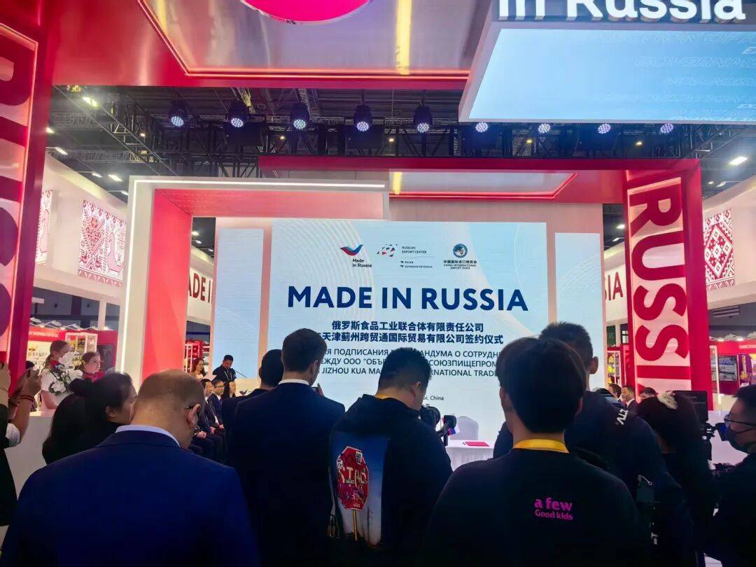 一天24万人逛进博会，外企卖力带货丨一线