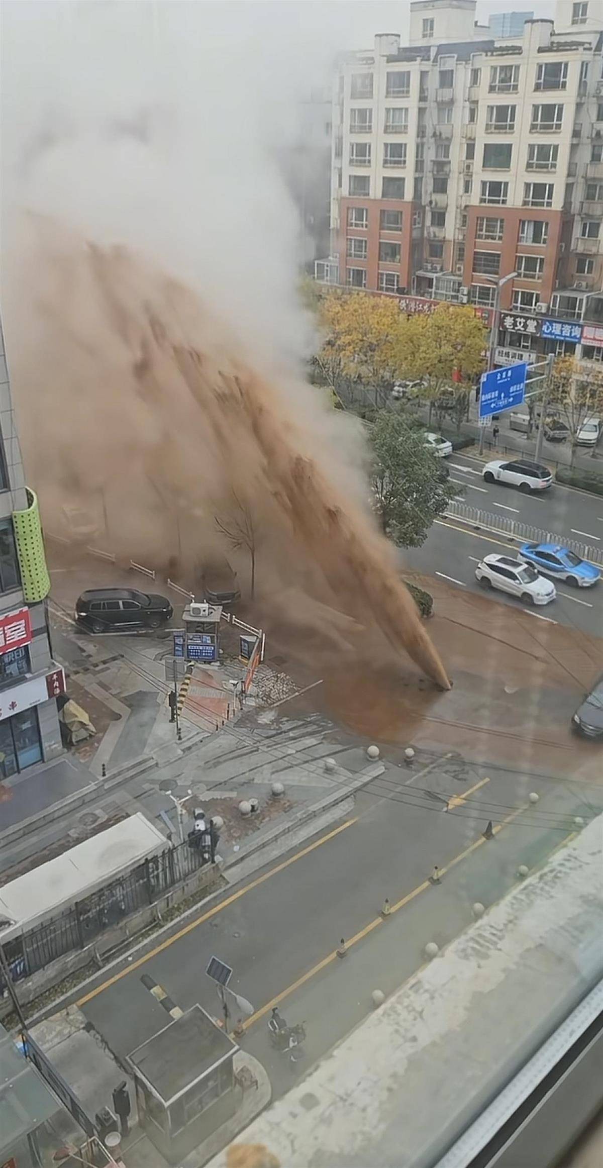 太原一供热管道爆裂喷出10多米高褐色水柱，伴有大量水蒸气，热力公司：一小区供暖受影响，原因暂不清楚