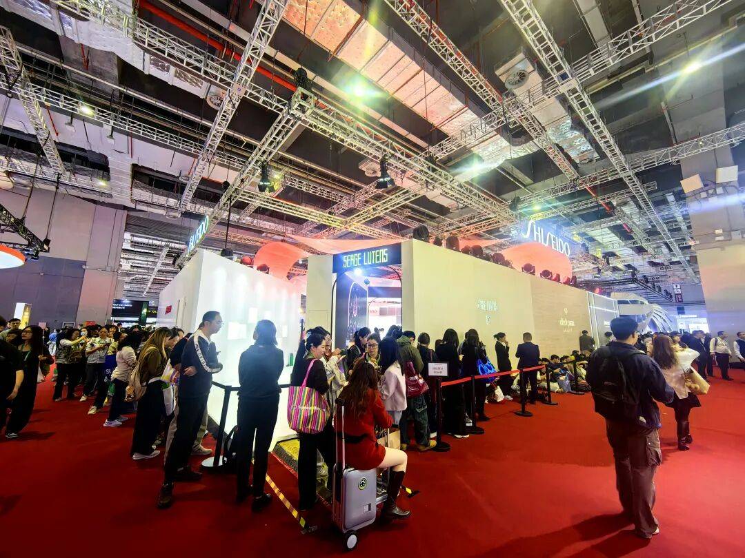 一天24万人逛进博会，外企卖力带货丨一线