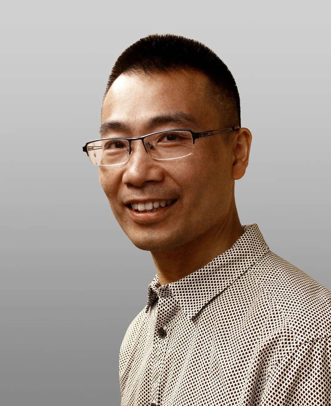 张俊民1974年生于江西,2000年毕业于上海戏剧学院舞美系,现居上海