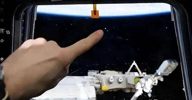 原创             撞击神舟二十真凶锁定，太空出现大量不速之客，推迟返回有危险吗