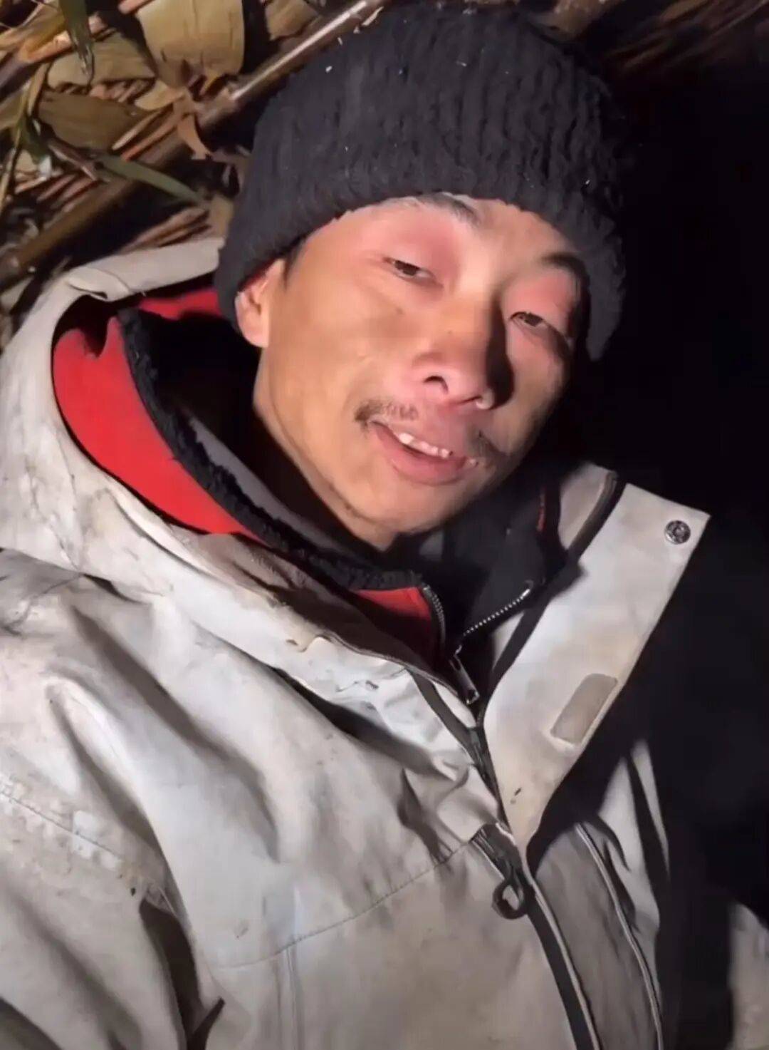 张家界荒野求生选手误食“天南星”：3秒之内毒性就发作，口腔如灼烧般剧烈不适