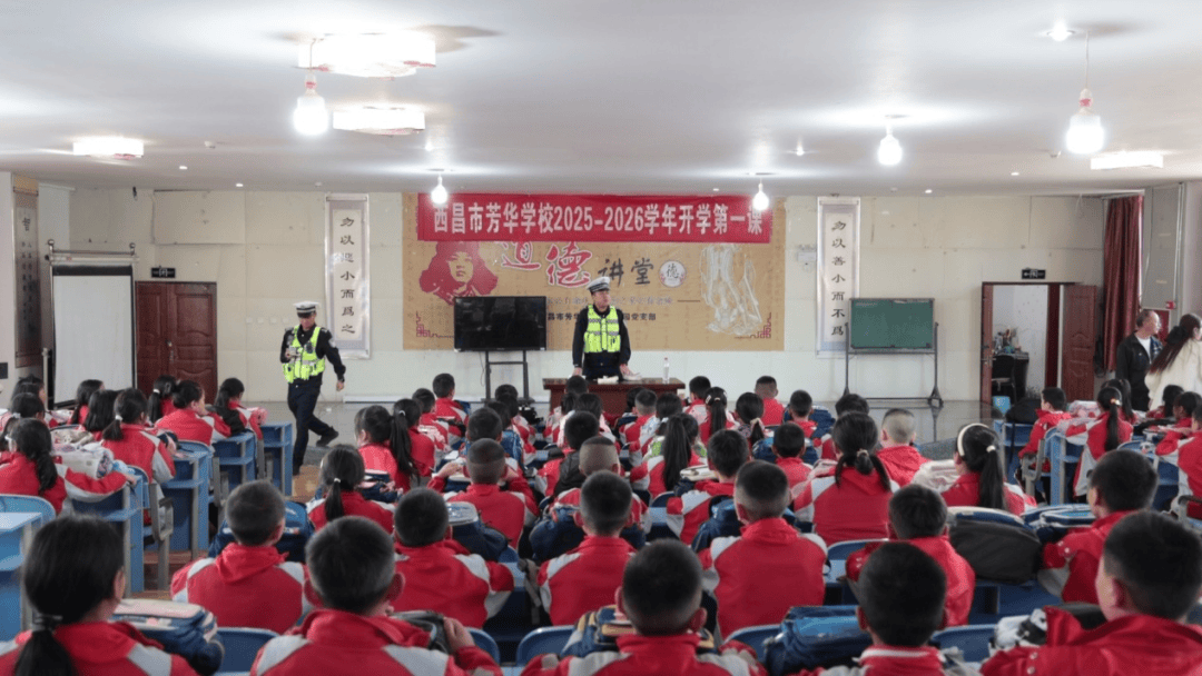 近日,民警先后走进芳华学校,三小,手把手帮助孩子们给书包贴反光贴
