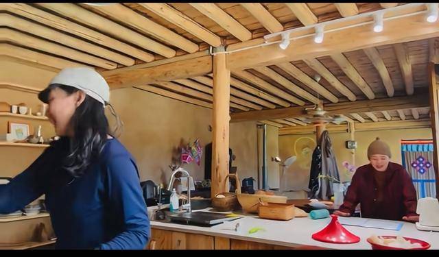 50岁龚琳娜独居深山,房子后面是一片坟地,离婚后养猫为伴不害怕