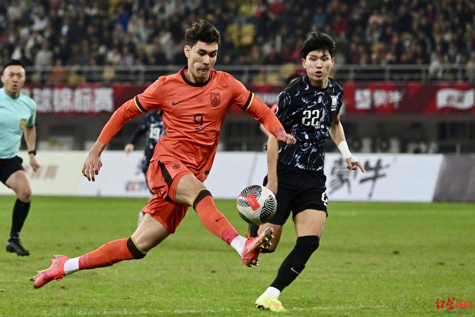 中国U22队2-0战胜韩国队!邵佳一连场督战,徐正源现身