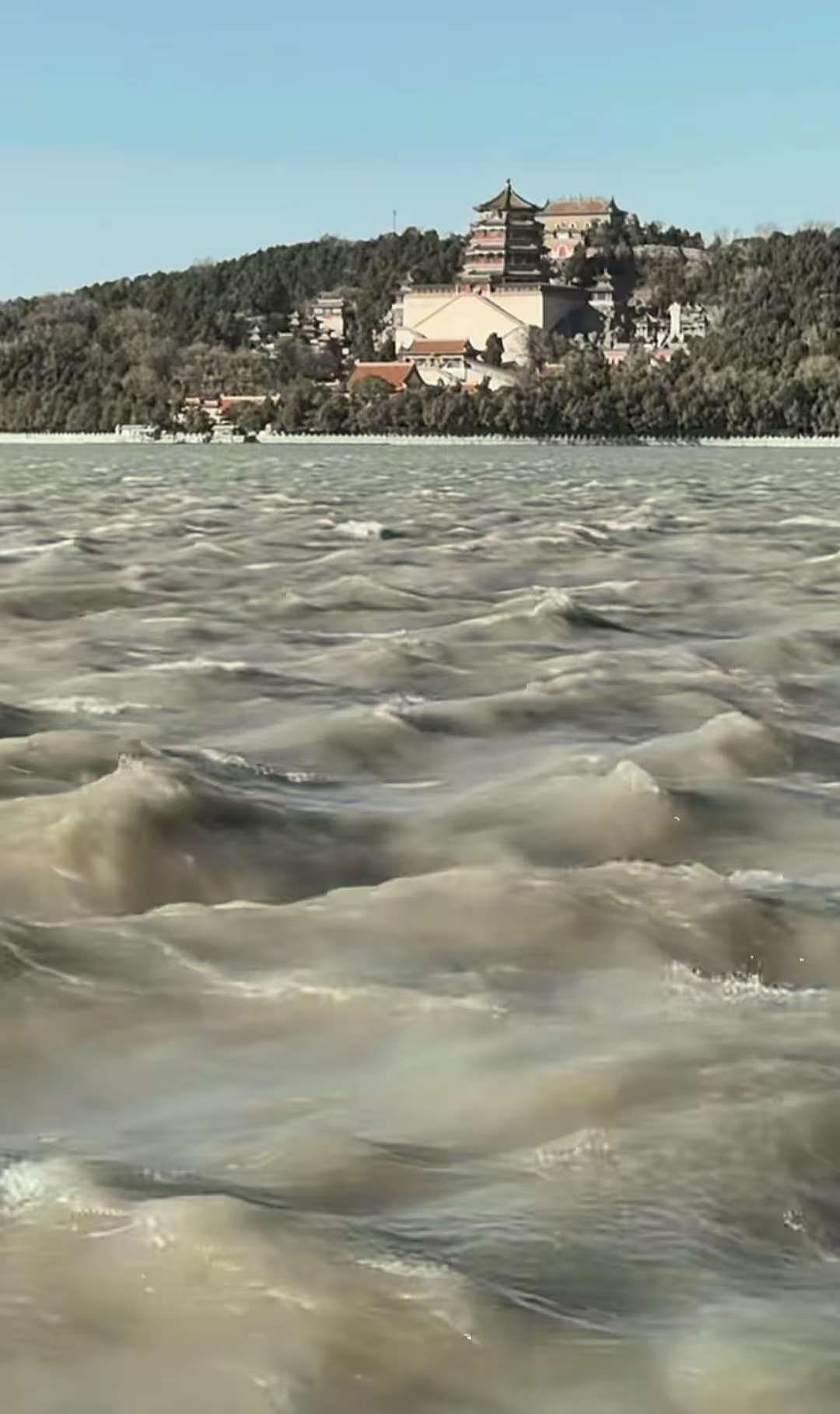 “都说了北京有海吧!”颐和园昆明湖水面被大风吹出“海浪”,网友:豆汁开锅了吗?