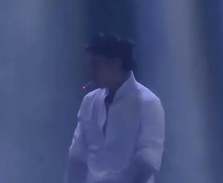 演出过程中突然“点支烟”,知名歌手被处罚