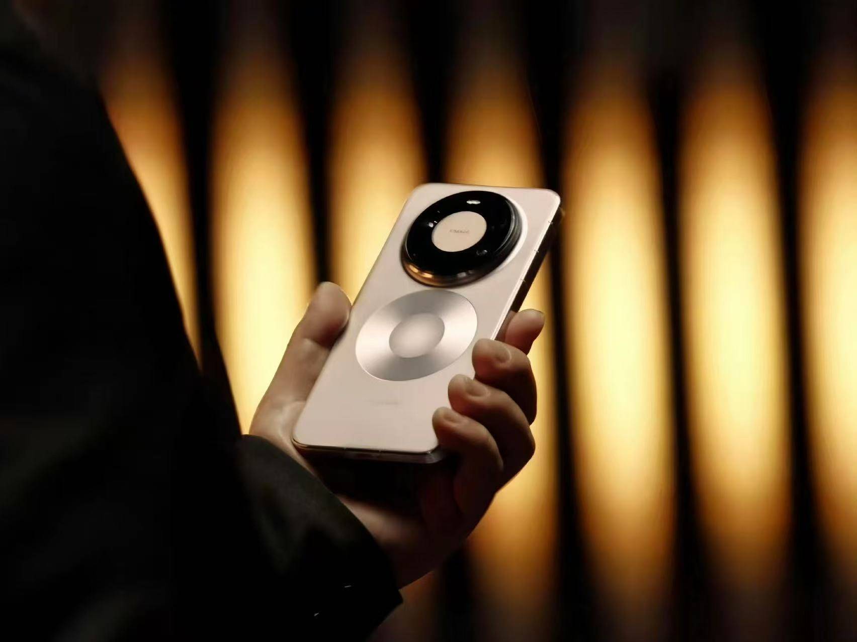 华为首款Pro Max来了！磁吸后盖设计成亮点，要正面刚苹果？