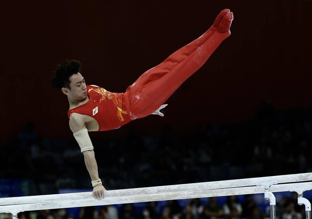 “地表最强双杠”再添一金！邹敬园夺十五运体操男子双杠金牌